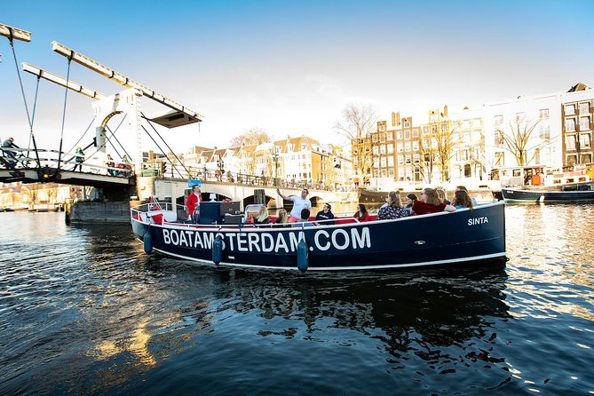 Amsterdam Open Boat Cruise with Live Guide and Two Drinks - What the guide adds to a short cruise