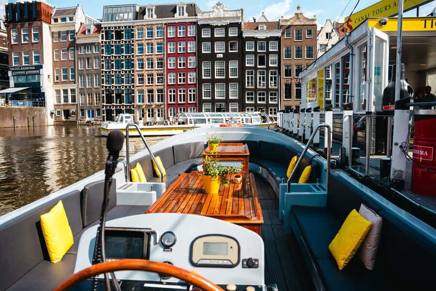 Amsterdam: Open Boat Tour of Canals with Expert Local Guide - A guide-led ride with a relaxed tone