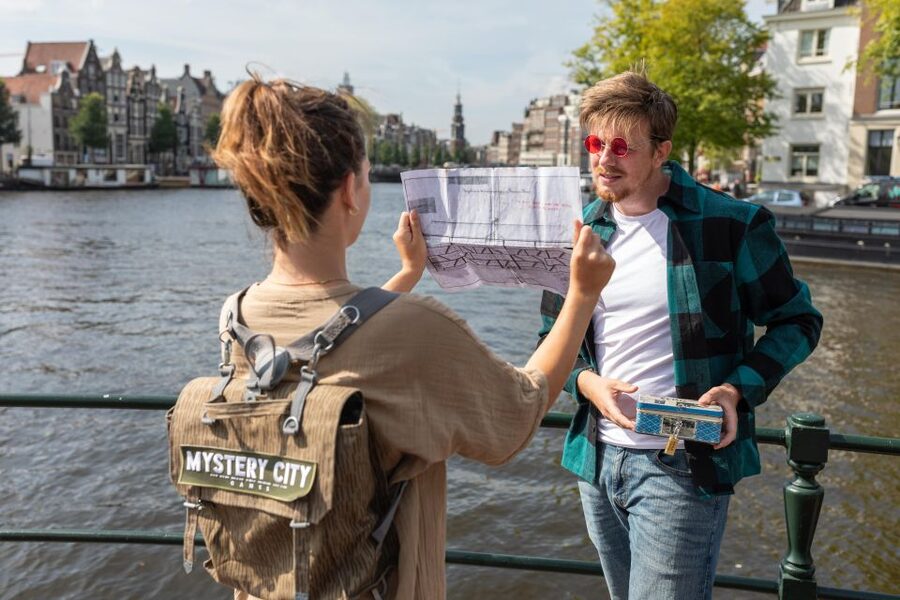 Amsterdam: "Operation 45 " Treasure Hunt Walking Tour - Start at the secret headquarters on Zwanenburgwal