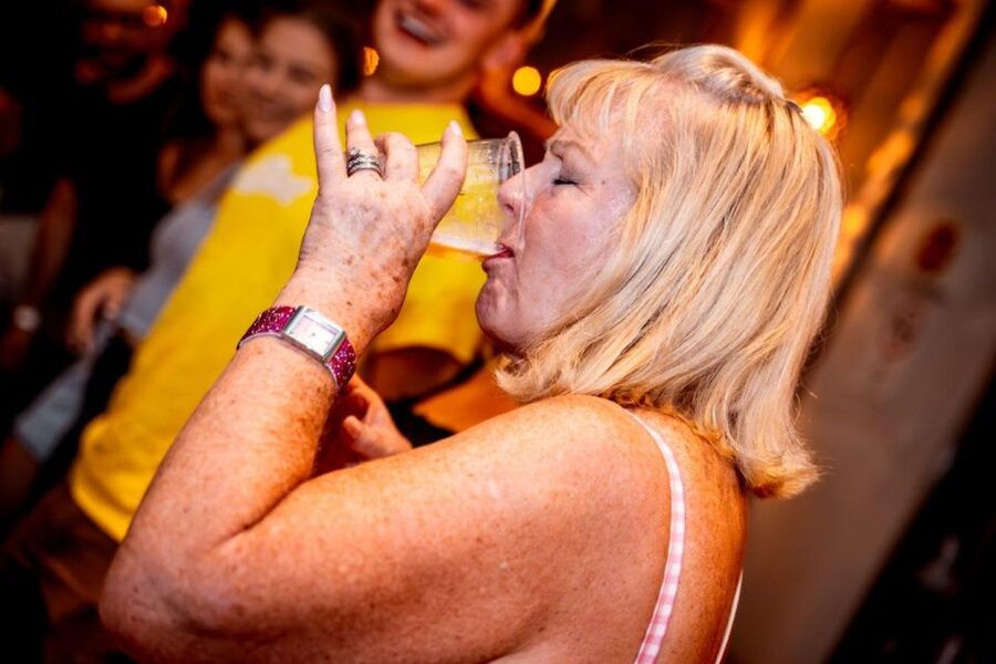 Amsterdam: Original Pub Crawl Party with VIP Entrance - Moving through the Red Light District