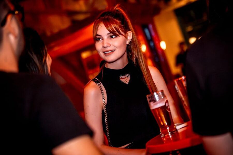 Amsterdam: Original Pub Crawl Party with VIP Entrance - From pubs and live music to cocktail bars