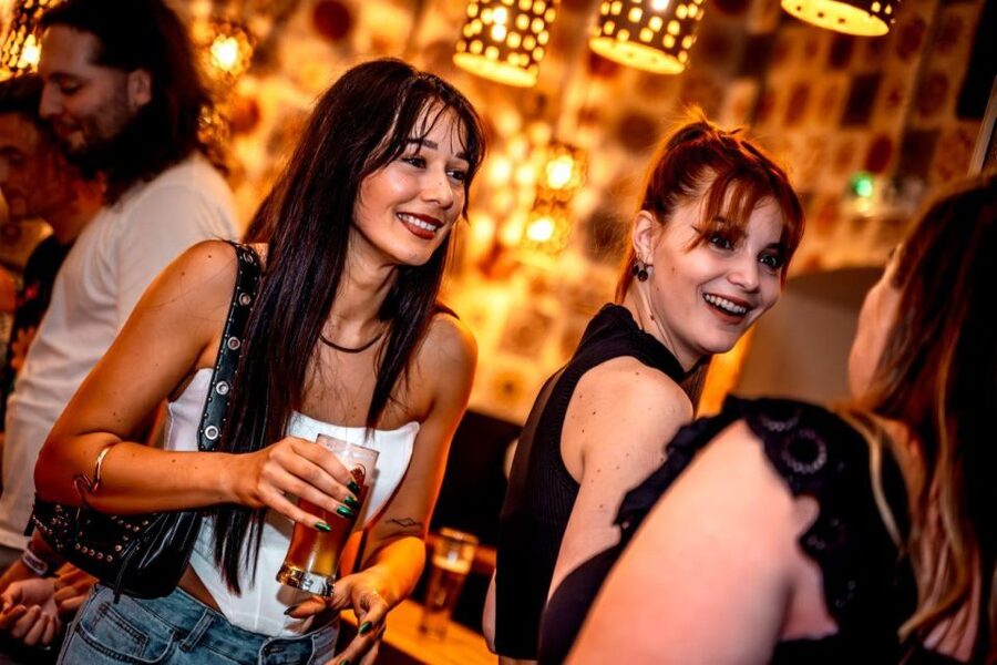 Amsterdam: Original Pub Crawl Party with VIP Entrance - Group size, pace, and practical comfort