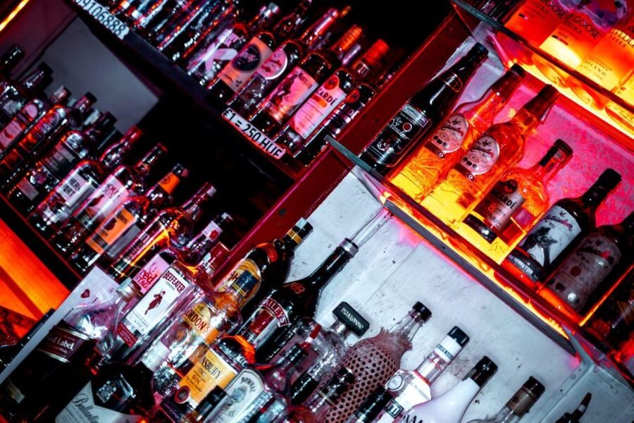 Amsterdam: Original Pub Crawl Party with VIP Entrance - Waterhole and the first chance to meet the group
