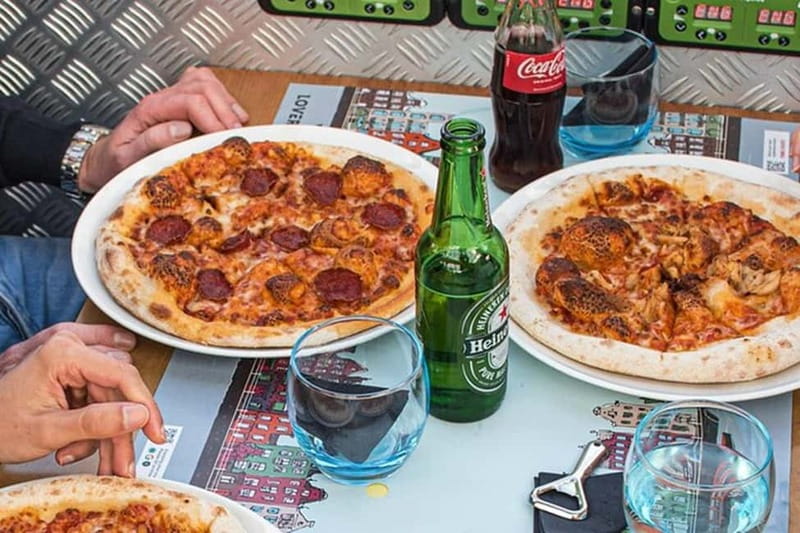 Amsterdam: Pizza Cruise with New York Pizza & Drinks - Boarding and the first 30 minutes on the canals