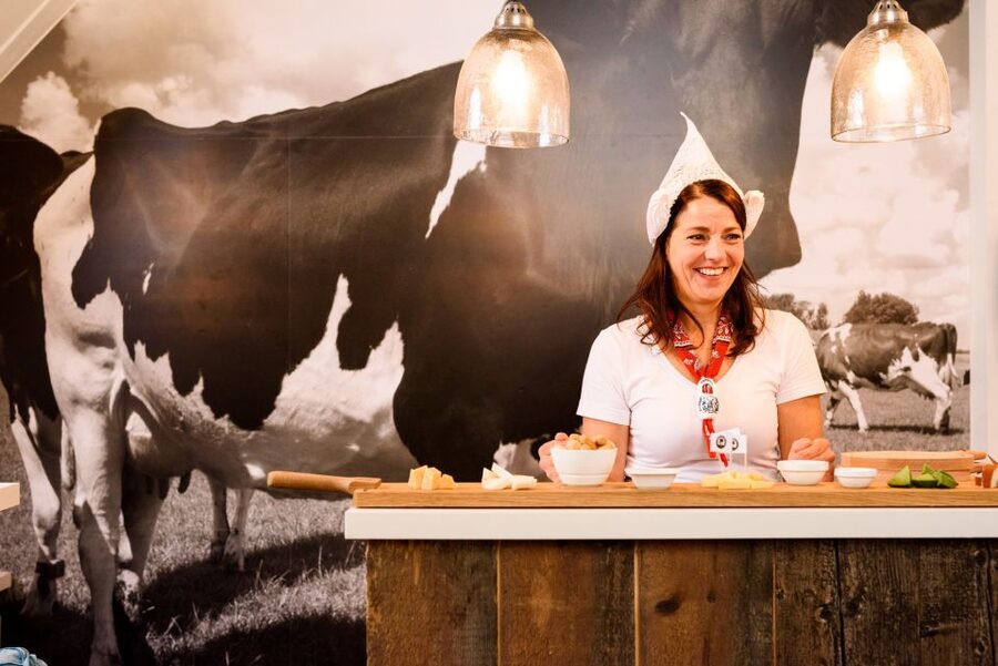 Amsterdam: Premium Henri Willig Cheese Tasting Experience - Dips and mustard show how pairings change the flavor