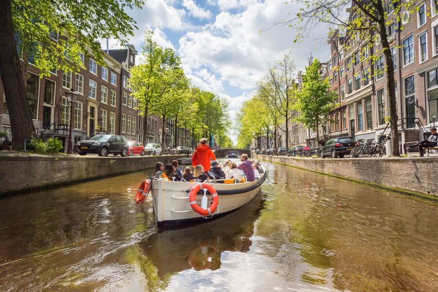 Amsterdam: Private Cruise with Drinks & Optional Snacks - What the 90-minute cruise actually gives you