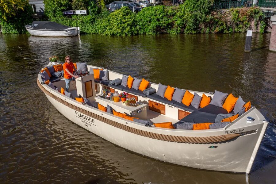 Amsterdam: Private Cruise with Drinks & Pizza or Burger - Seeing Amsterdam from the water