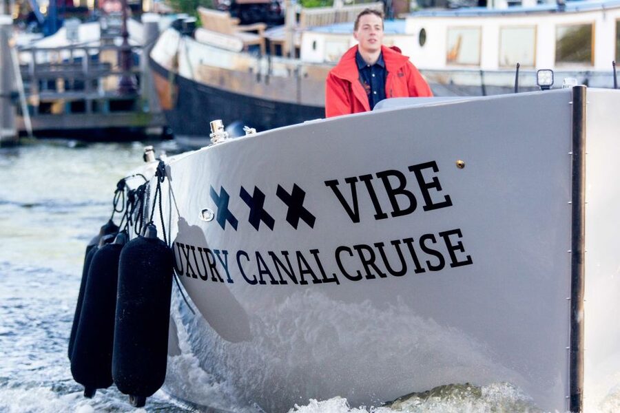 Amsterdam: Private Cruise with Drinks & Pizza or Burger - Who gets the best value from this cruise