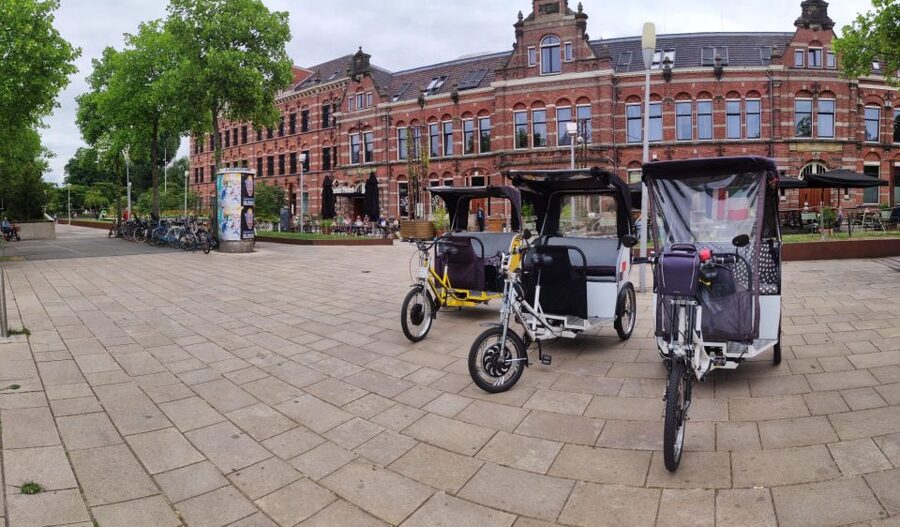 Amsterdam: Private Guided City Tour by Pedicab - From Damrak to Dam Square