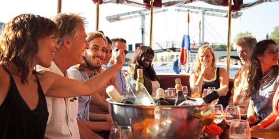 Amsterdam: Private Luxury Cruise with Pizza and Drinks - Meeting behind the Apple Store