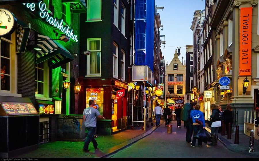 Amsterdam: Private Red Light District and Food Tour - Meeting at Central Station and reaching the Old Church