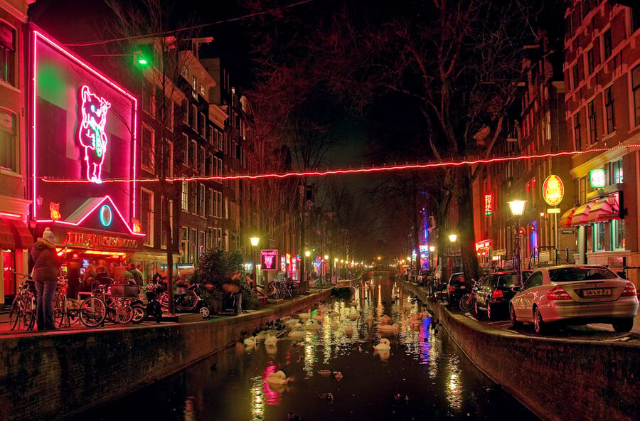 Amsterdam: Private Red Light District Tour in Spanish - Walking through the famous prostitute streets