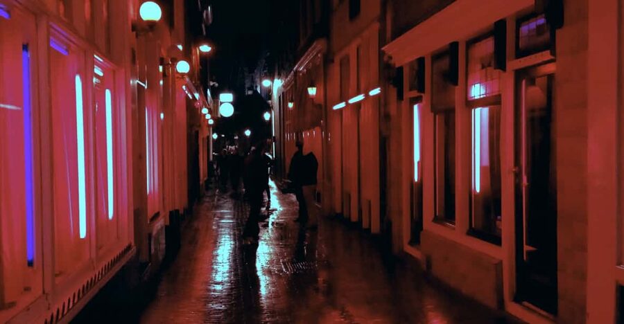 Amsterdam: Private Red Light District Tour in Spanish - Who will get the most from this experience