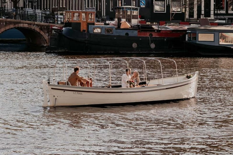 Amsterdam: Private Romantic Canal Cruise w. Prosecco/Snacks - Prosecco, snacks, blankets, and onboard heating