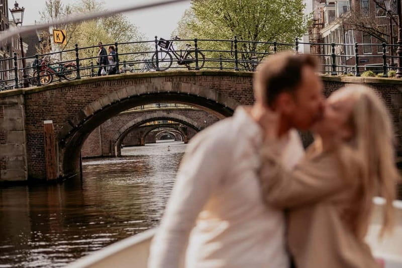 Amsterdam: Private Romantic Canal Cruise w. Prosecco/Snacks - A quiet start at Keizersgracht 401