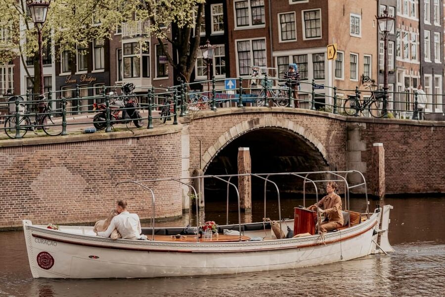 Amsterdam: Private Romantic Evening Boat Tour with Prosecco - Should you book this romantic canal tour?