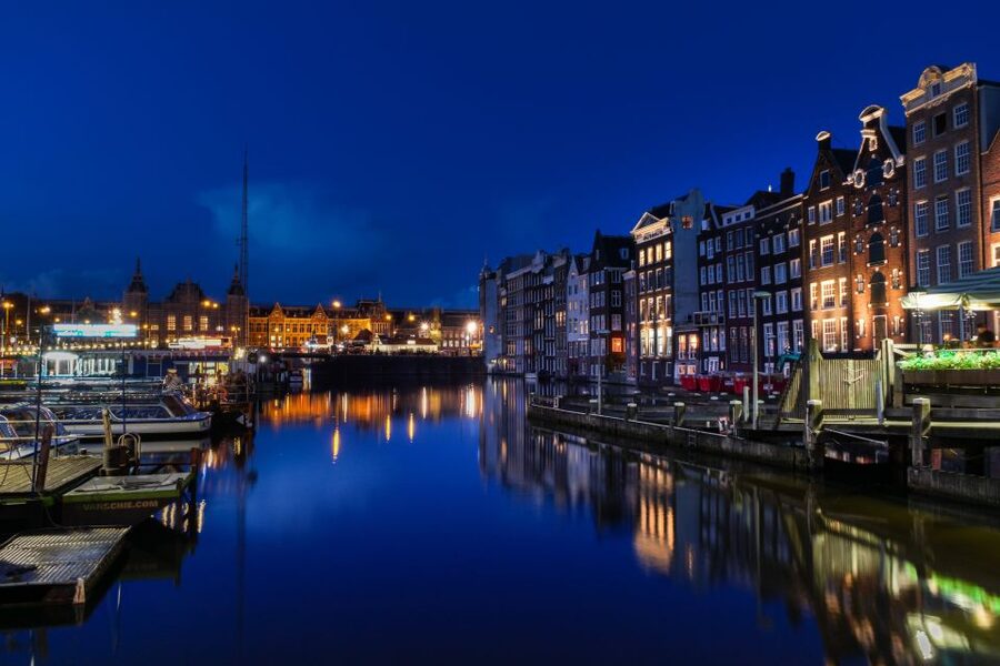 Amsterdam: Private Romantic Evening Boat Tour with Prosecco - Why Amsterdam is at its best from the water at night