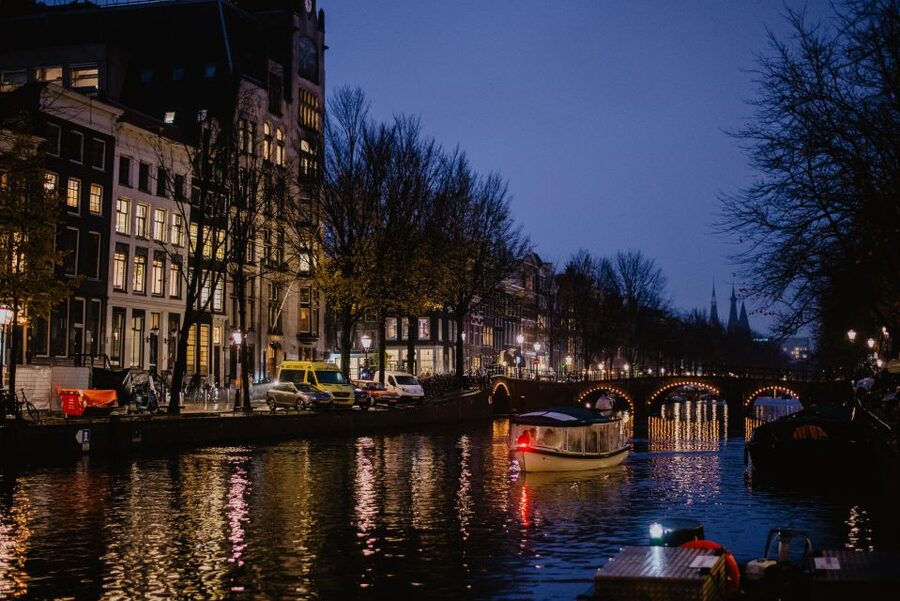 Amsterdam: Private Romantic Evening Boat Tour with Prosecco - The route through Amsterdam’s canal belt