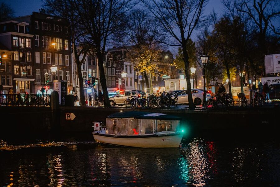 Amsterdam: Private Romantic Evening Boat Tour with Prosecco - The captain makes the difference
