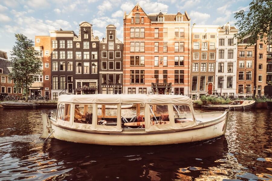 Amsterdam: Private Romantic Evening Boat Tour with Prosecco - Is the private price worth it?
