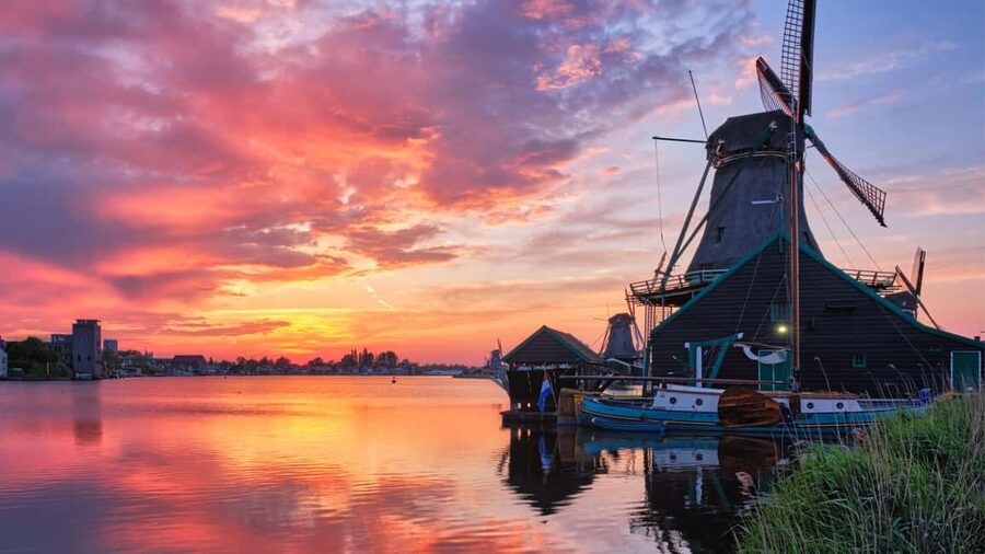 Amsterdam: Private Tour Giethoorn, Zaanse Schans Local Guide - Giethoorn by canal