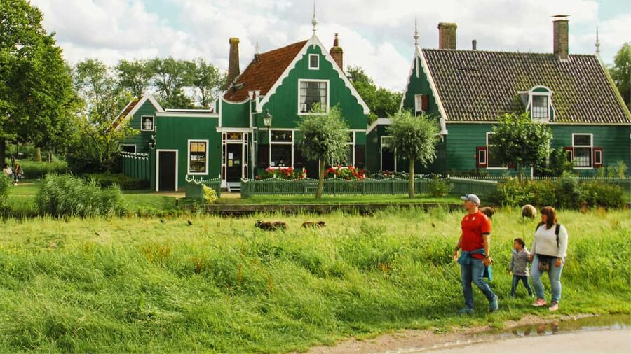 Amsterdam: Private Tour Giethoorn, Zaanse Schans Local Guide - Timing, weather, and what to bring
