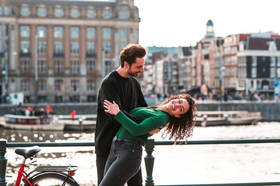 Amsterdam: Professional photoshoot at Centraal Station - Is $113 good value for your group?