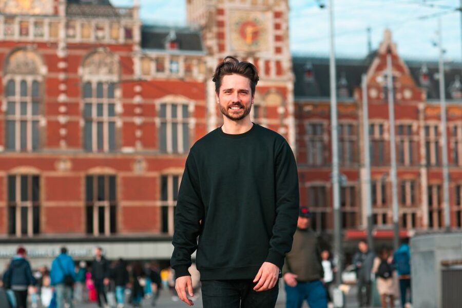 Amsterdam: Professional photoshoot at Centraal Station - Who will get the most from this photoshoot?