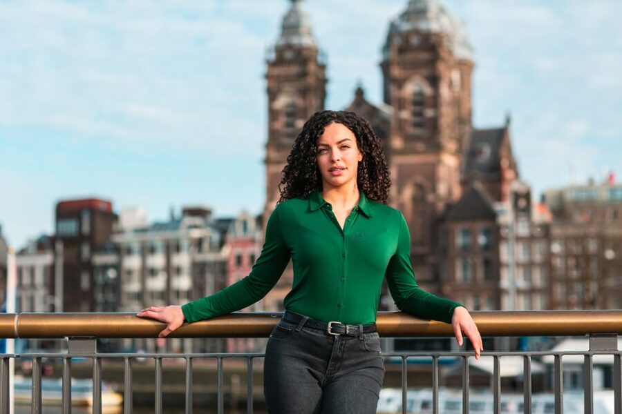 Amsterdam: Professional photoshoot at Centraal Station - Accessibility, language, and group arrangements