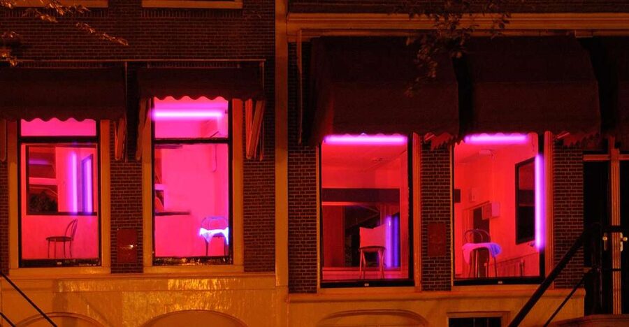 Amsterdam: Red Light District 1-hour Smartphone Audio Tour - How the phone format affects the experience