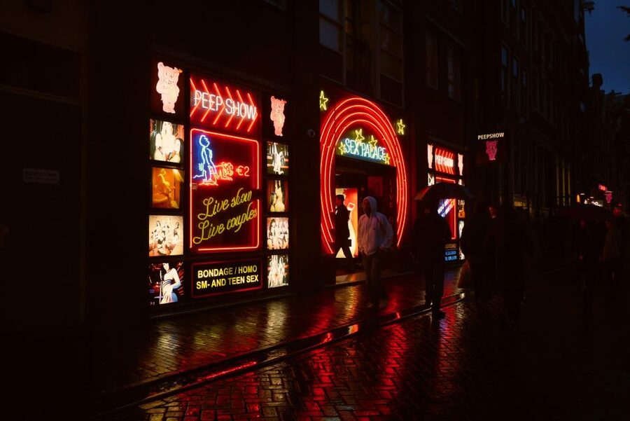 Amsterdam: Red Light District and Coffeeshop Culture Tour - What the guide adds to the experience