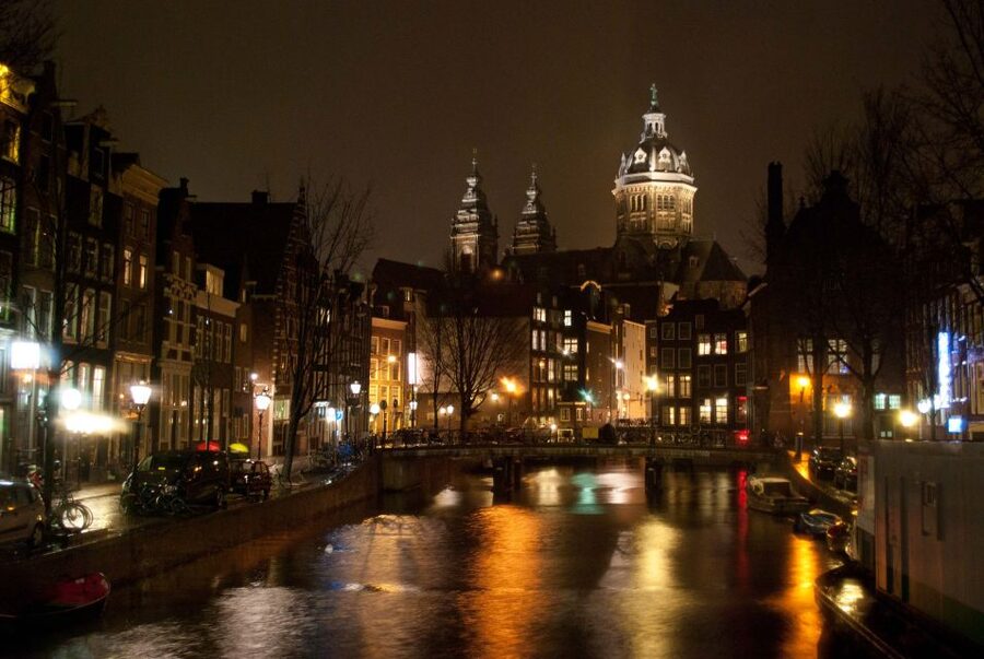 Amsterdam Red Light District and Old Town Walking Tour - Red-lit windows, bars, and nightclubs