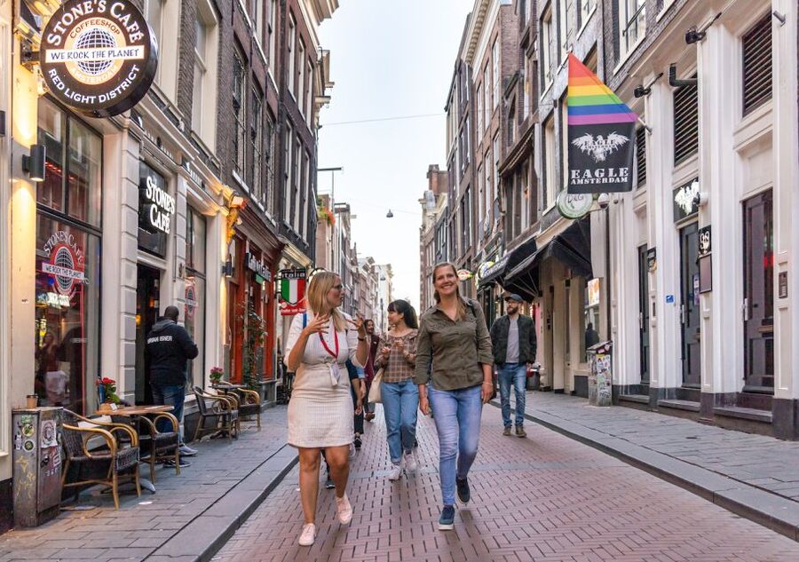 Amsterdam: Red Light District & City Tour German or English - What the guide adds to the walk