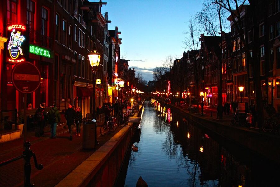 Amsterdam: Red Light District Walking Tour - Entering the Red Light District