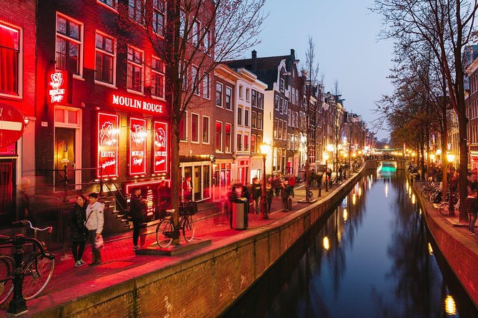 Amsterdam Red Light District Walking Tour in EN/DE/IT/ES - The Oude Kerk and the first windows