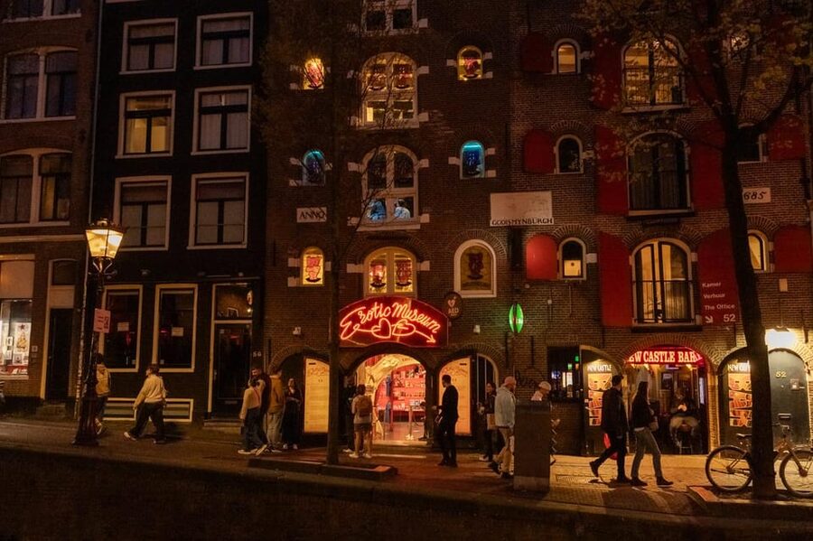 Amsterdam: Red Light Tour Exclusive + Peep Show - The Dancing Houses and the bronze sculpture