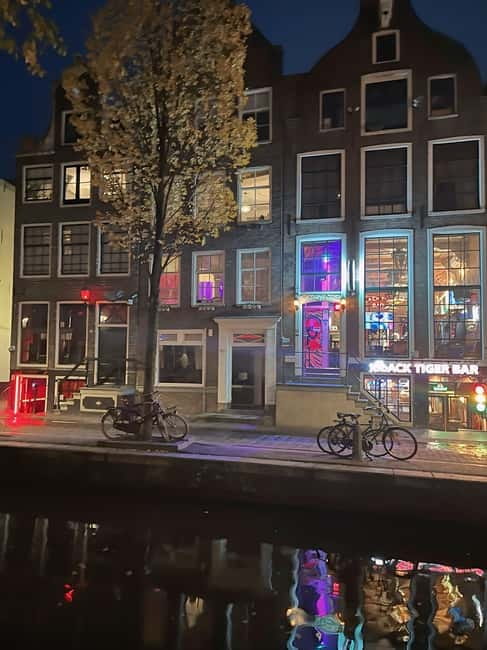 Amsterdam: Red light tour in German/English for groups of 4 people or more - Why this Red Light District tour is more useful than a quick walk
