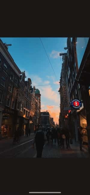 Amsterdam: Red light tour in German/English for groups of 4 people or more - Shop windows, colors, and questions you can ask
