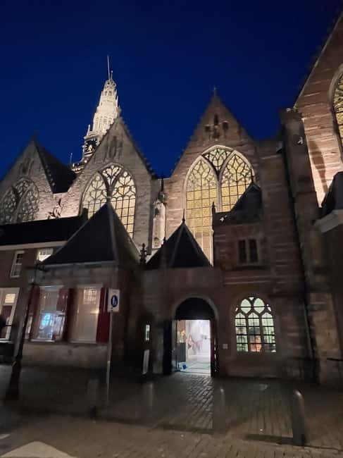 Amsterdam: Red light tour in German/English for groups of 4 people or more - What the private format means at $26 per person