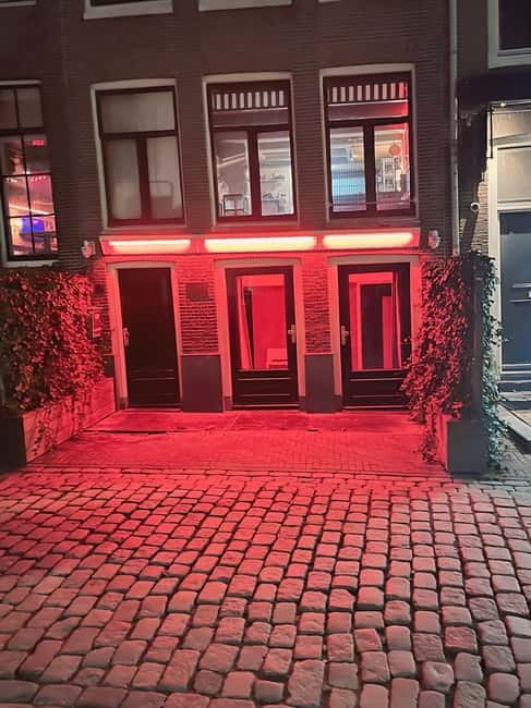 Amsterdam: Red light tour in German/English for groups of 4 people or more - Meeting Sandro near St. Nicholas Church