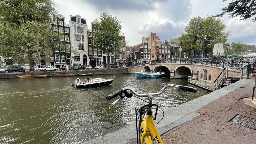 Amsterdam: Relaxed City Highlights Guided Bike Tour - What the guides add to the ride