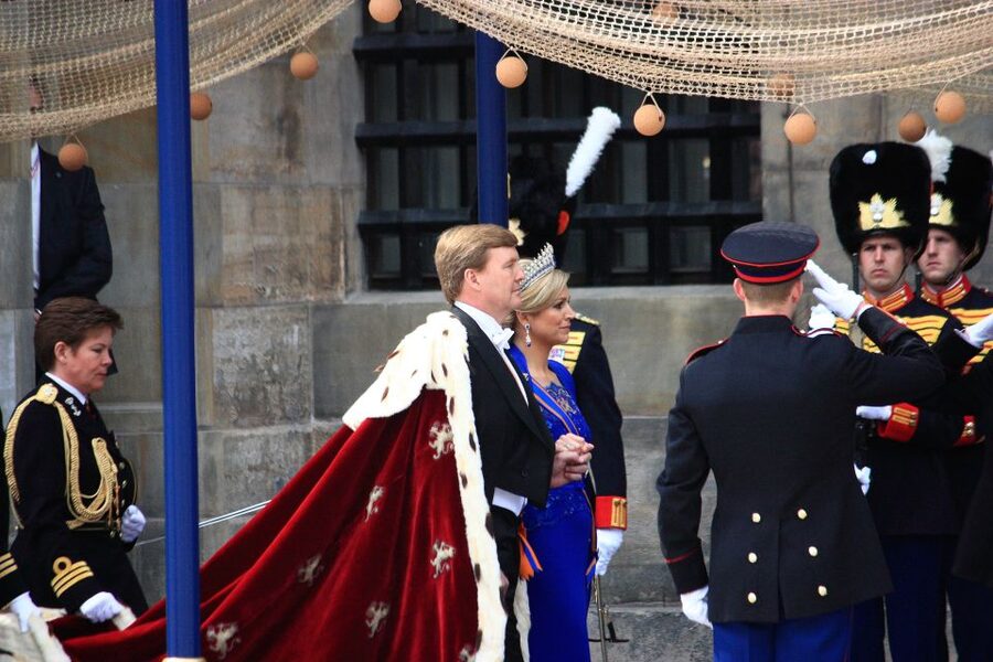 Amsterdam: Royal Palace Entry Ticket and Audio Guide - Following the audio guide through the rooms