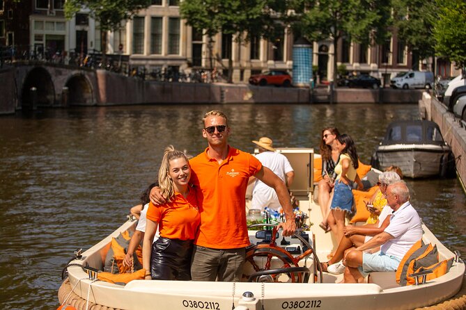 Amsterdam: Saloon Boat Cruise + Unlimited Drinks & Bite option - The live guide is a major part of the value