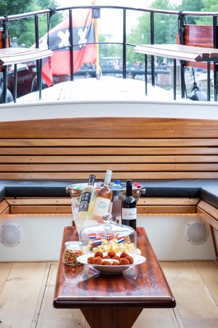 Amsterdam: Small-Group Canal Cruise incl. Drinks and Snacks - What you eat and drink aboard