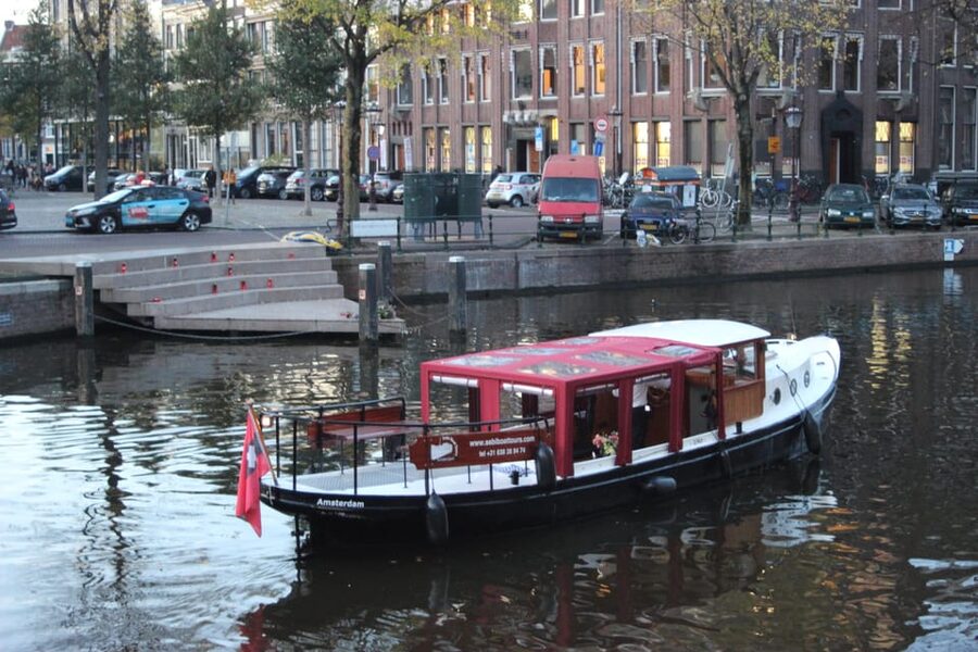 Amsterdam: Small-Group Canal Cruise incl. Drinks and Snacks - Why Giuliana makes this cruise different