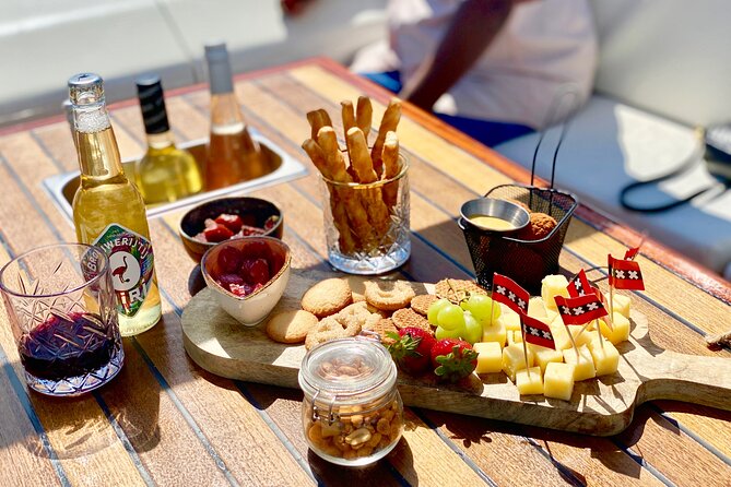 Amsterdam Small-Group Canal Cruise Including Snacks and Drinks - Daylight, evening lights, and seasonal timing