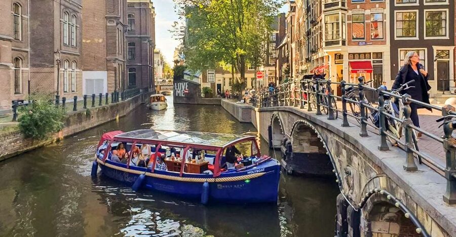 Amsterdam: Smoke and Lounge City Boat Cruise - Herengracht and Prinsengracht from the water