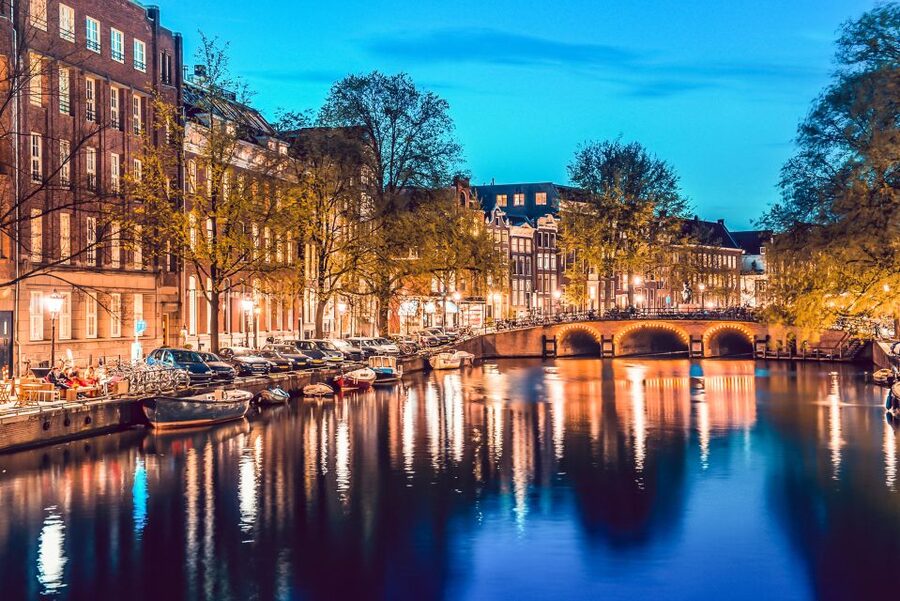 Amsterdam: Smoke and Lounge City Boat Cruise - The Seven Bridges and Amsterdam’s best viewpoints