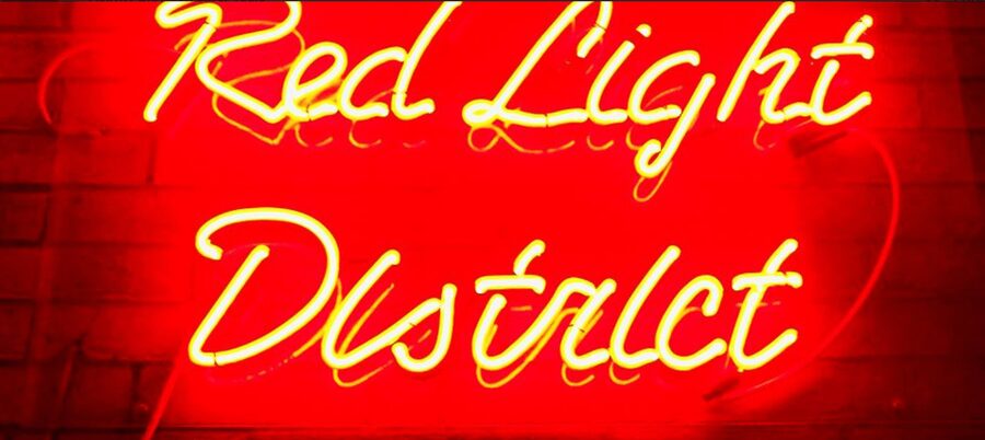 Amsterdam: Spanish Tour Unmasking the Redlight District - A secret stop and the He Hua Temple