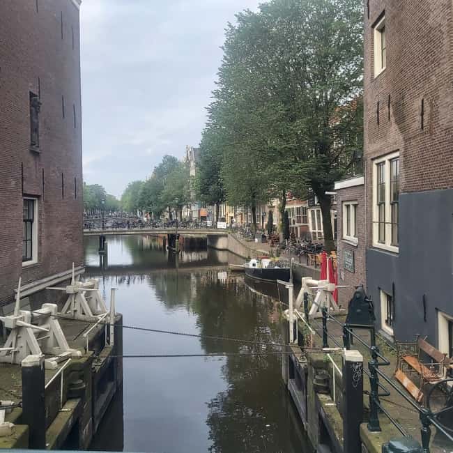 Amsterdam: Spanish Tour Unmasking the Redlight District - Nieuwmarkt, De Waag, and the city’s old defenses